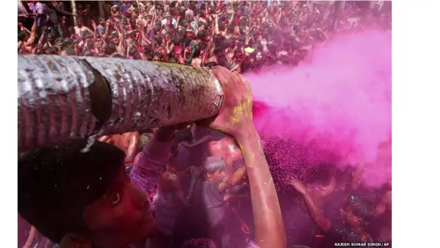  په هند کې د هولي د رنګونو ميله چې هر کال د ژمي په وروستيو کې تر سره کيږي.