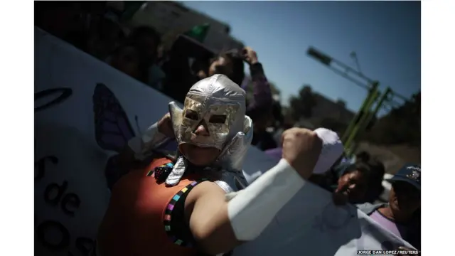 د ښځو د نړيوالې ورځ په وياړ د نړۍ په لرو بر کې تر زرو ډيرې غوندې ، ميلې او نندارې د ښځو د لاسته راوړنو او له هغوى سره د روان نا انډول حالت د جوتولو لپاره لمانځل کيږي. 