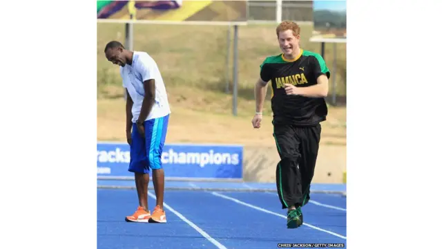 د برتانیا شهزاده هري په جميکا کې د خپل سفر پر مهال د المپيک د ۱۰۰ مترو له مشهوره ځغاستونکي یوسن بولت سره 