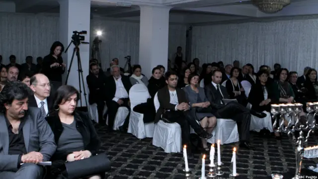 غوڼدې ته لندن ميشت افغان لیکوالان، شاعران، ژورنالیستان او د ظآهر هويدا دوستان راغلي وه.