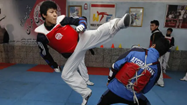 د سوېلي کوریا دغه اتل لوبغاړی وايي په ۲۰۰۷ کال کې سیول ته دوه افغان لوبغاړي، روح الله نېکپا او نصیر احمد بهاوي ورغلل.