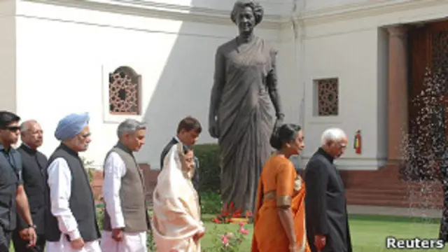 15वीं लोकसभा में कामकाज न हो पाने के लिए विपक्ष सत्ताधारी यूपीए सरकार को ज़िम्मेदार ठहराता है.