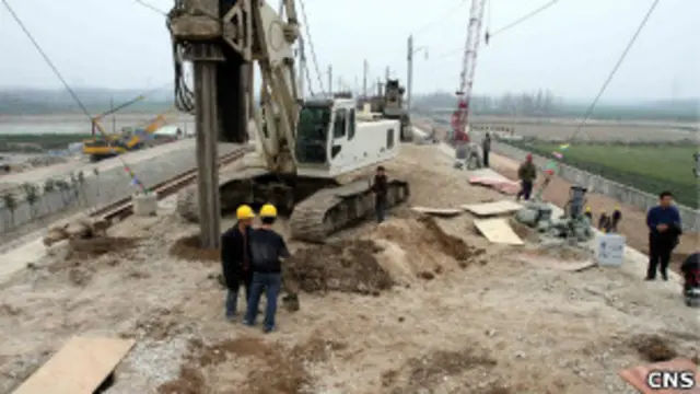 湖北潜江汉宜铁路路基塌方现场工人继续抢修（中新社图片12/3/2012）