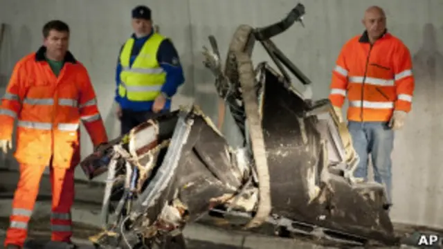 Спасатели у обломков автобуса, перевозившего детей