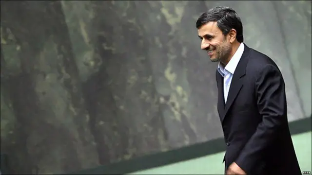 آقای احمدی نژاد با اظهار اینکه سخنرانی علی مطهری به جای پانزده دقیقه، بیست دقیقه به طول انجامید، گفت که در نتیجه، مجلس باید به او هم به جای یک ساعت، یک ساعت و بیست دقیقه وقت بدهد، اما با توجه به واکنش نمایندگان، گفت: "بالاخره ساعت شما با ساعت ما فرق می کند، مجلس است دیگر! سه دقیقه وقت می گیرند، و یازده دقیقه صحبت می کنند، اشکال ندارد."