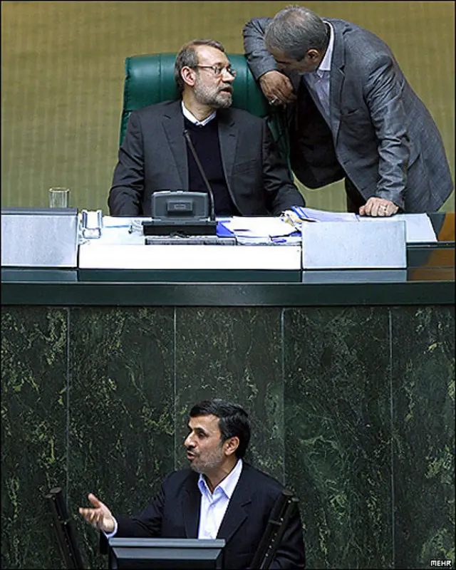 آقای احمدی نژاد گفت که با ادبیات و روش خود از "ولایت" دفاع می کند. 