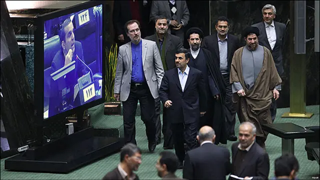 محمود احمدی نژاد ساعت ۹ صبح امروز چهارشنبه ۲۴ اسفند، برای پاسخگویی به سوال های نمایندگان مجلس شورای اسلامی، در مجلس حاضر شد. (عکس: ایلنا)