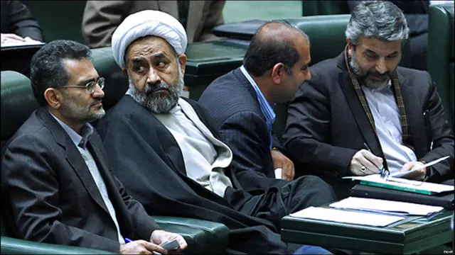 آقای احمدی نژاد را محمدرضا رحیمی، مجتبی ثمره هاشمی، حیدر مصلحی، وزیر اطلاعات، محمد حسینی، علی نیکزاد، مهدی غضنفری، حمید بقایی و محمدرضا میر تاج الدینی، معاون پارلمانی دولت همراهی می کردند.