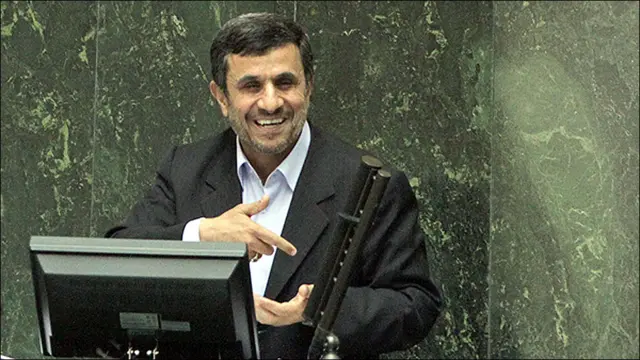 او در پایان سخنانش به شوخی گفت که به "سئوالات امتحانی" نمایندگان، که خوب هم طراحی نشده بود، به طور کامل پاسخ داده و حتی مطالب اضافه هم گفته است و اگر نمایندگان به او "نمره ای کمتر از ۲۰ بدهند، بی معرفتی و نامردی" کرده اند. (عکس: ایلنا)