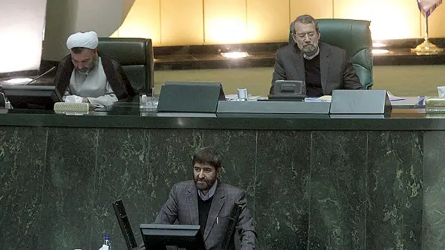 علی مطهری، نماینده اصولگرای منتقد دولت، به عنوان طراح سئوال، متنی را قرائت کرد و طرح سئوال از رئیس جمهوری را نشانه "مردم سالاری واقعی و نه مصنوعی" در جمهوری اسلامی دانست. (عکس: ایلنا)