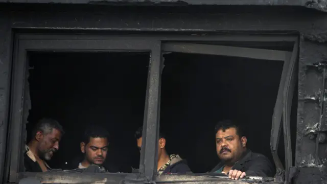 Warga Gaza di seputar tempat pemboman