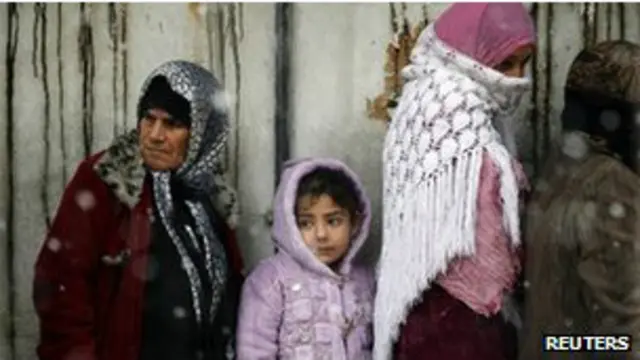 په دمشق کې زرګونه کسان د جګړې په منځ کې ايسار پاتې دي