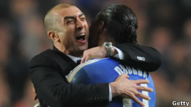Роберто ді Маттео, який тимчасово виконує обов'язки головного тренера "Челсі" святкує перемогу із нападником Дід'є Дрогбою