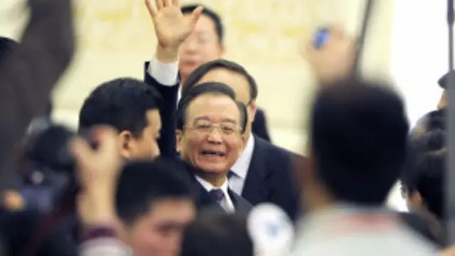 Thủ tướng Ôn Gia Bảo chào từ biệt báo chí sau phiên bế mạc kỳ họp Quốc hội