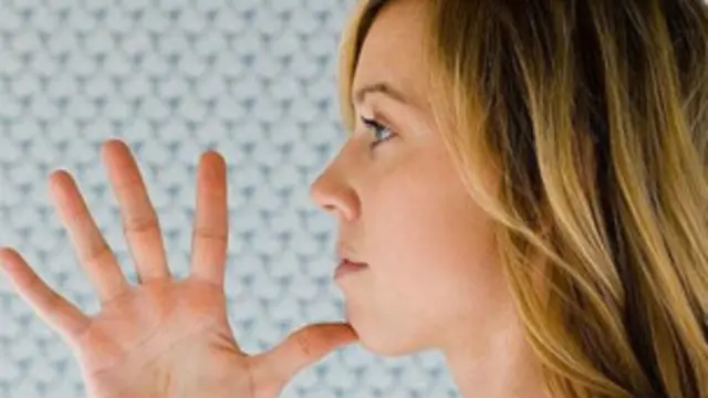 د برتانیا شاوخوا اویا زره وګړي په اشاروي ژبه خبرې کوي.