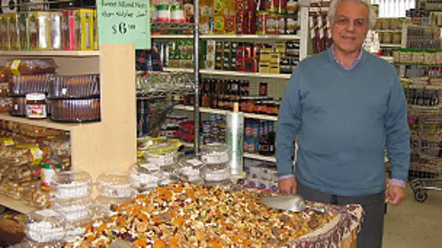 جشن چهارشنبه سوری با تهیه آجیل مخصوص و وسائل هفت سین از «مارکت» های متعدد ایرانی شهر آغاز می شود