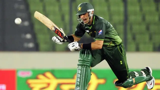 د پاکستان له لوري په څلورمه وېکټه عمر اکمل او مصباح الحق د ۱۵۲ منډو په زړه پورې شراکت وکړ. 