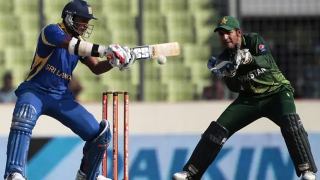 د پنجشنبې د ورځې د سيالۍ پچه يا ټاس سريلنکا وګټله (وګاټه) او پخپله يې د بېټنګ يا توپ وهلو پرېکړه وکړه. 