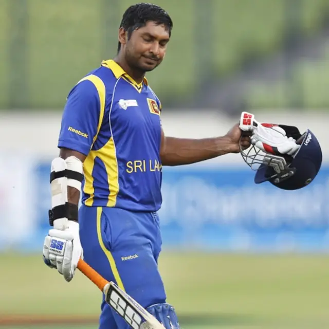 د سريلنکا له لوري سنګاکارا د څلورو څلوريزو او يوې شپږېزې پر مټ ۷۱ منډې وکړې. 