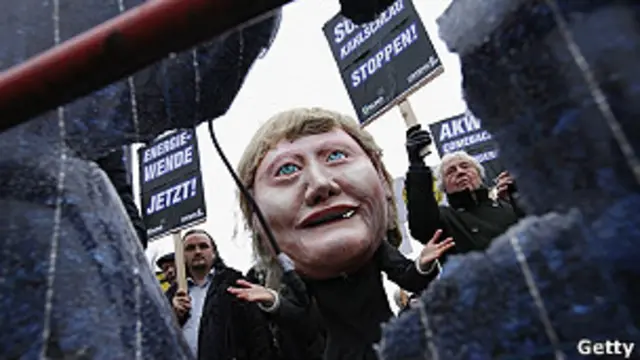 protesta con efigie de Merkel
