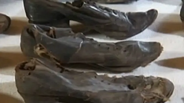 Sepatu anak-anak diyakini ampuh menolak balak.