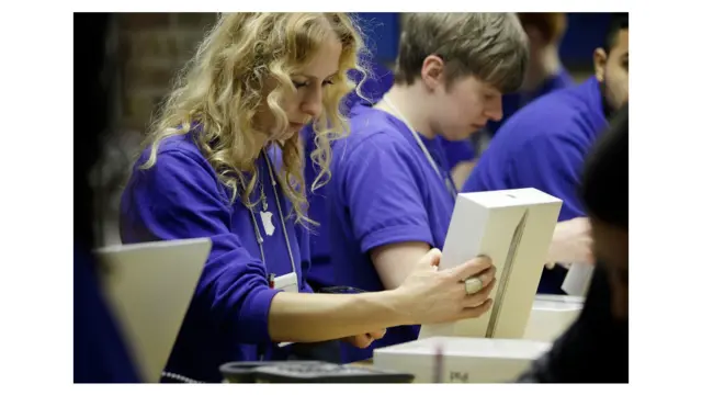 蘋果店內的員工也為iPad3的出售付出很多勞動。