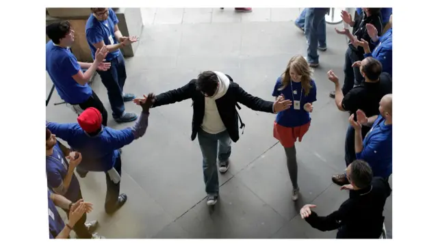 一位前往購買iPad3的發燒友在進入商店時受到了店員們的歡迎。