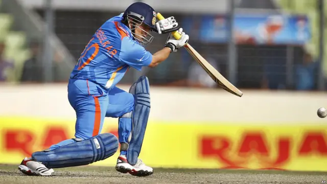 क्लासिक कवर ड्राईव....ये सचिन मार्का शॉट सचिन ही लगा सकते हैं.