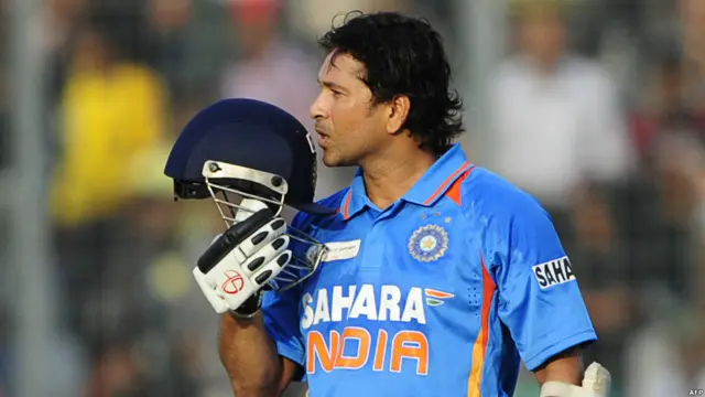 हेलमेट को चूमते हुए सचिन ने बैट से इशारा किया हेलमेट में लगे भारत के लोगो पर..ये शतक शायद टीम के नाम.