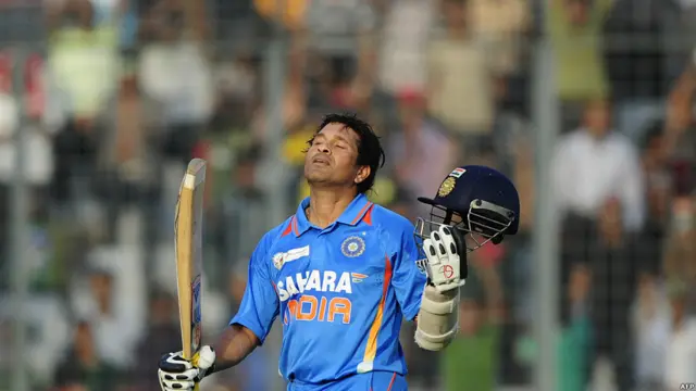 सौंवा शतक लगाना मामूली बात नहीं लेकिन अपने चिरपरिचित अंदाज़ में सचिन ने सर ऊपर उठाकर शायद भगवान का शुक्रिया अदा किया.