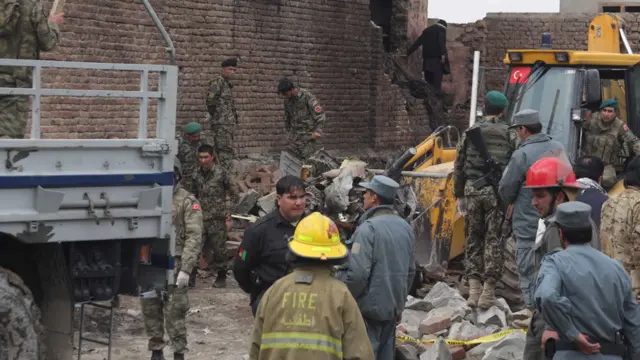 افغان پولیس وايي د الوتکې د لویدلو په پیښه کې څو ملکي افغانان هم ټپیان شوي دي.