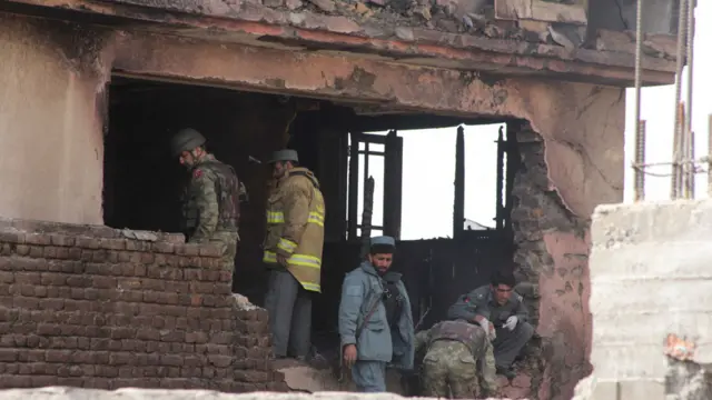 افغان او ترکي عسکر د پیښې په ځای کې.