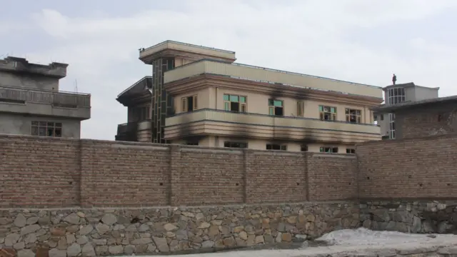 هغه ودانۍ چې الوتکه پرې لویدلې زیانمه شوې ده.