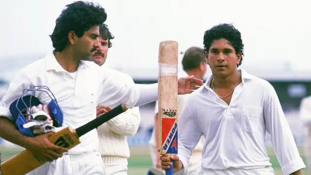 سچن نے اپنی پہلی سنچری انیس سو نوے میں انگلینڈ کے خلاف اولڈ ٹریفورڈ میں سکور کی۔ اس کے تین سال بعد ہی بھارت میں انگلینڈ کے خلاف ایک سو پینسٹھ رنز سکور کیے۔ یہ ان کی بھارت میں پہلی سنچری تھی۔