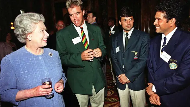 سچن نے ایک روزہ میچوں میں بھی اپنا لوہا منوایا۔ انہوں نے 1999 کے انگلینڈ میں ہونے والے ورلڈ کپ میں کینیا کے خلاف ایک سو چالیس رنز سکور کیے۔ ان کو ملکہ برطانیہ سے ملوایا گیا۔ لیکن بھارت ورلڈ کپ کے سیمی فائنل میں نہیں پہنچ سکا۔ 