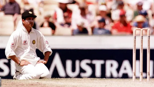 سچن کو اپنی کپتانی میں کافی مشکلات پیش آئیں اور بھارت آسٹریلیا اور جنوبی افریقہ کے خلاف سیریز ہار گیا۔