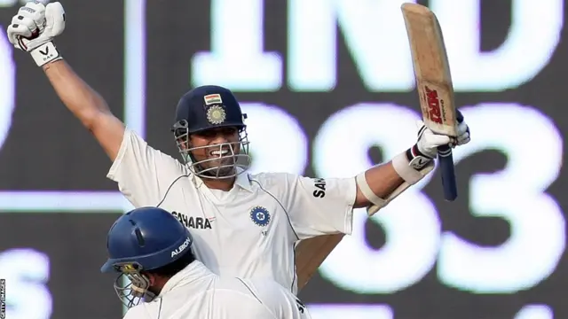 سنہ دو ہزار آٹھ میں ہوئے ممبئی حملوں کے چند ہفتوں بعد انگلینڈ کی ٹیم کے خلاف سچن اپنی سنچری کی خوشی منا رہے ہیں۔ 