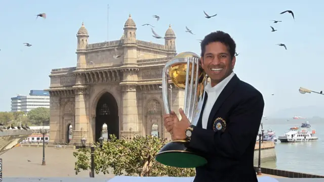 سنہ دو ہزار گیارہ کا عالمی ورلڈ کپ بھارت نے جیتا۔ اس ورلڈ کپ میں سچن نے تقریباً پانچ سو رنز سکور کیے۔ انہوں نے اپنی ننانویں سنچری جنوبی افریقہ کے خلاف بنائی۔ بھارت نے ورلڈ کپ چھٹی کوشش میں دوبارہ جیتا۔ لیکن سچن کو اپنی سنچریوں کی سنچری مکمل کرنے کے لیے بہت انتظار کرنا پڑا۔ 