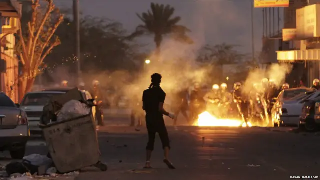 د بحرين په دیراز ښار کې د هغه کس د فاتحې تر مراسمو وروسته تاوتريخوالى پيدا شو چې د روانې مياشتې په پيل کې د تاوتريخواليو پر وخت ټپي شوى او وروسته ترې ومړ. گڼ موټر په اور کې لولپه شول، د ځينو شيشې ماتې شوې او ځينې اعتراض کوونکي ټپيان شول او يا اوښلنو غازو وځورول. 