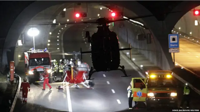د سويس په يوۀ تونل کې د بس د ټکر له امله ۲۸ کسان ووژل شول چې ۲۲ پکې ماشومان وه. په بس کې سپرې ٥٢ سپرلۍ د بلجيم لوميل او هارولي ښارونو ته بيرته ستنيدې، دوى د سکي لوبې په مېلې تللي وو، بس يې د تونل پر يوۀ دېوال مخامخ وجنگيد..