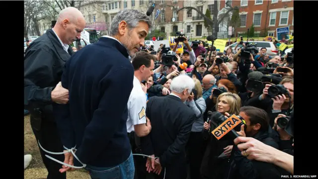 د هالیوډ مشهور فلمي ستوری جورج کلووني او پلار يې په ټولنه کې د نافرمانۍ د پيدا کولو په تور په واشنګټن کې د سوډان د سفارت مخې ته د مظاهرې په ترڅ کې نيول شوي دي.