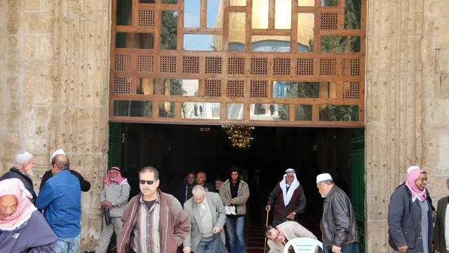 جمعیت بزرگی هر روز ظهر در داخل مسجد الاقصی جمع می شود. اکثرا نمازگزاران مردان فلسطینی هستند. 