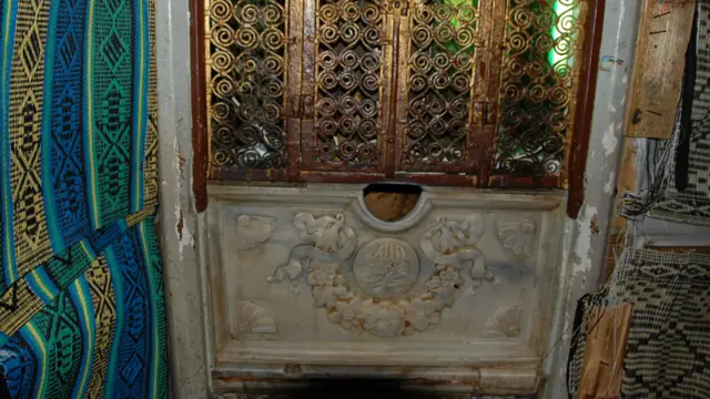 در وسط قبة الصخره، تخته سنگ بزرگی واقع است، صخره ای که به باور مسلمانان، پیامبر اسلام از روی آن به معراج رفت.