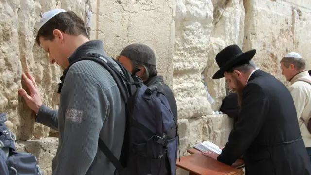 دیوار غربی حرم شریف (دیوار ندبه) قرنهاست که محل اصلی عبادت یهودیان است. 