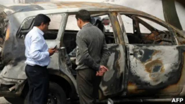 پلیس هند در حال بررسی خودرویی که بر اثر انفجار دهلی‌نو در ماه فوریه به شدت آسیب دید 
