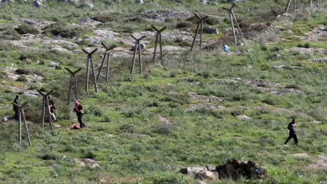 Sekelompok warga Suriah menerobos pagar berduri menuju Turki