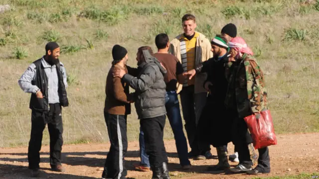 Pengungsi Suriah disambut rekannya di kawasan Turki