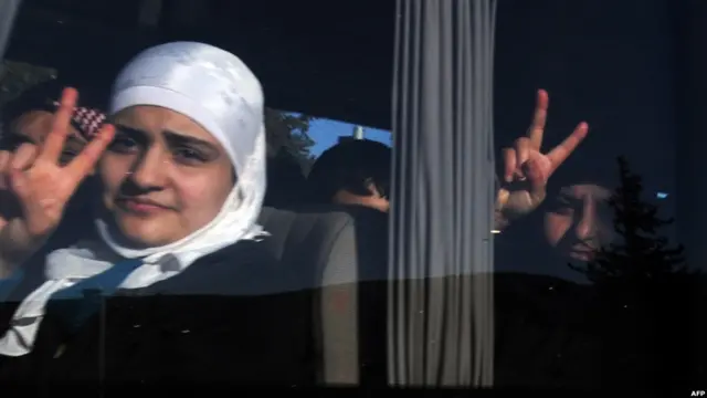 Sebagian pengungsi menggunakan bus