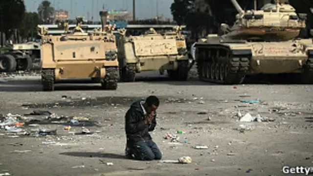 Un manifestante antigubernamental duranet la revolución de 2011 en Egipto.