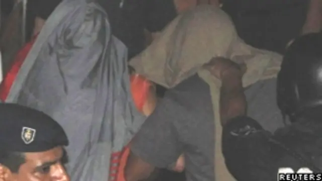 Suspeitos conduzidos pela polícia uruguaia